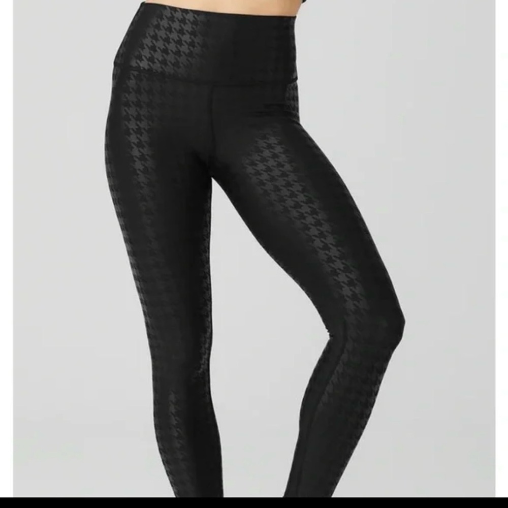 ALO Yoga Airlift High-Waist Houndstooth Legging in Black